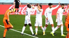 كريم بنزيما مع لاعبي الريال