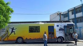 "باص السينما".. طريقة مبتكرة لترفيه أطفال غزة