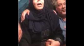 أم الشهيد عمر أبو النيل تودعه بالدموع