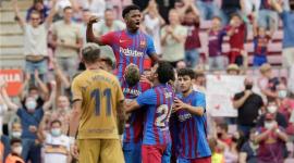 فرحة فاتي مع لاعبي برشلونة