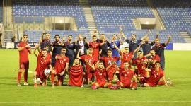 ياسر رضوان رئيس البعثة برفقة اللاعبين