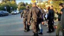 قوات الاحتلال تعتدي على نشطاء خلال وقفة تضامنية بحي الشيخ جراح بالقدس