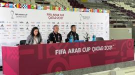 المدير الفني للمنتخب الوطني الفلسطيني مكرم دبدوب في الوسط