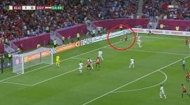 الكرة خرجت من الملعب كليًا قبل هدف تعادل مصر في مرمى الجزائر