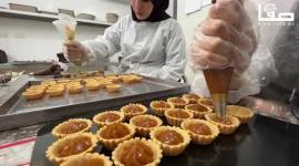 سيدات يصنعن "التارت" في غزة