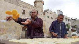 ورثها عن والده.. أبو سامي الجردلي يعمل في صناعة القطايف منذ50 عامًا