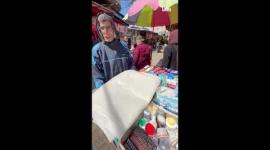 بائع متجول بغزة يتفنن في بيع بضاعته