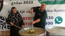 عمر أبو حسين وزوجته يشاركان في إعداد الطعام للفقراء برفح للسنة الخامسة