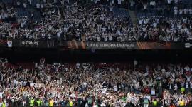 جمهور أينتراخت فرانكفورت في ملعب كامب نو