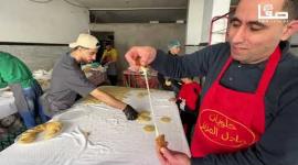 صناعة حلوى رمضان المفضلة "القطايف" في أسواق غزة