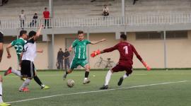 لاعب نماء أحمد الغزالي يسدد على المرمى