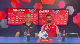 المدير الفني للمنتخب الوطني الفلسطيني لكرة القدم مكرم دبوب بجانب اللاعب مصعب البطاط