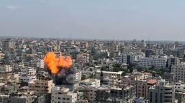 لحظة قصف طائرات الاحتلال لمنزل سكني بمدينة غزة