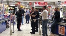 تعرض اللاعب للطعن بسكين أثناء تواجده في أحد المتاجر