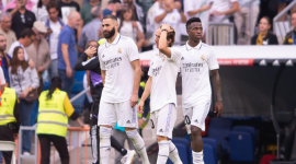 بنزيما يشعر بعدم الارتياح بعد إصابته في الفخذ الأيسر