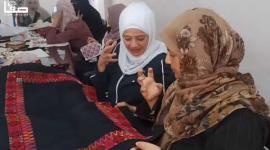 نسوة بينهن "صم" يتعلمن التطريز وينتجن مشغولات يدوية