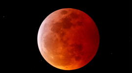 أي ساعة يبدأ خسوف القمر اليوم في فلسطين