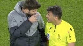 تعرض جيرارد بيكيه للطرد بين شوطي مباراة برشلونة وأوساسونا