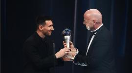 ميسي يتسلم الجائزة