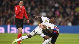 فينيسيوس جونيور يمسك بفرينكي دي يونج من رقبته ويسقطه على الأرض