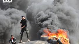 شبان يُشعلون الإطارات على حدود السياج الأمني شرق غزة