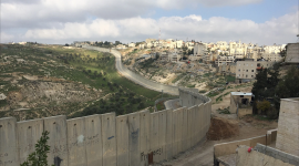 جدار الفصل العنصري يسلب أراضي بلدة أبو ديس