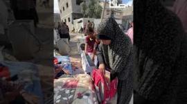 عائلة ياسين تتفقد منزلها المدمر