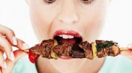 لماذا تسبب اللحوم رائحة كريهة للفم؟