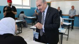 محمد اشتية خلال تفقده امتحانات توجيهي 2023