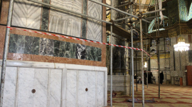 من داخل مصلى قبة الصخرة بعد طرد كافة عمال الإعمار ومنعهم من متابعة أعمالهم