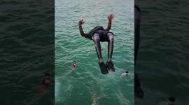 القفز في البحر من أعلى ميناء خان يونس