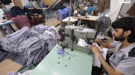 حياكة الزي المدرسي في غزة قبيل بدء العام الدراسي