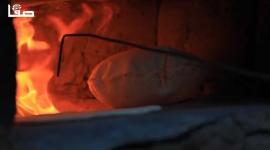 سيدة فلسطينية تعتمد على خبز الطابون