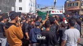 مواطنون يهتفون للمقاومة أمام مجمع الشفاء الطبي بمدينة غزة