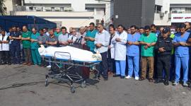 صلاة الجنازة بمجمع الشفاء على الطبيب سائد درابيه الذي استشهد بقصف إسرائيلي