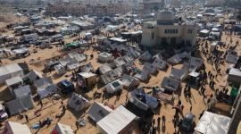 الأزمة الإنسانية تتنامى في قطاع غزة المحاصر مع تزايد أعداد النازحين الفارين من القصف الإسرائيلي (رويترز)