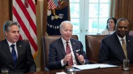 الدعوى ضد بايدن (وسط) وبلينكن (يسار) وأوستن تعتبر أنهم لم يقوموا بمسؤولياتهم القانونية لوقف الإبادة في غزة (رويترز)