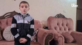 الطفل يامن المقيد يرفع الأذان من منزله بعد قصف الاحتلال جميع مساجد منطقته في بيت لاهيا شمال قطاع غزة