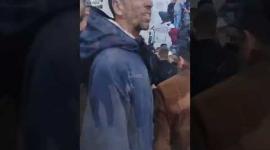 بعضهم عاد شهيدا وبعضهم جريحا.. آلاف الفلسطينيين يتجمعون جنوب غربي غزة أملًا في الحصول على مساعدات