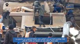 إنقاذ مواطنين أحياء من تحت أنقاض منزل لعائلة الضابوس في مشروع بيت لاهيا قصفته طائرات الاحتلال