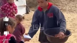 طفل يبيع حلوى "الحلب" بين خيام النازحين في دير البلح وسط قطاع غزة لتوفير قوت عائلته