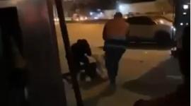لحظة إصابة أحد الشبان برصاص الاحتلال ووقوعه على الأرض في مخيم قلنديا