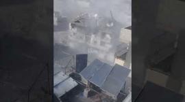 لحظات تحبس الأنفاس لنجاة عائلة من موت محقق بعد قصف منزلها وهي داخله في غزة