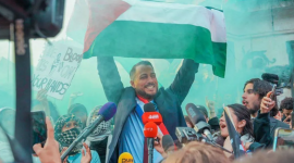 نائب فرنسي حول رفعه علم فلسطين بالبرلمان: أفضّل أن يسجلني التاريخ متحيزًا للخير