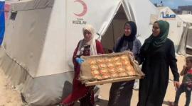 3 نازحات يفتتحن مشروعًا لإعداد البيتزا في خيمة بدير البلح وسط قطاع غزة لإعالة أسرهن في ظل الحرب