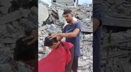 أحمد أبو شريعة .. حلاق دمّر الاحتلال صالونه في شمال غزة فعاد للعمل فوق ركامه