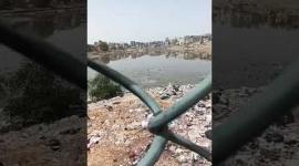 امتلاء بركة "الشيخ رضوان" في مدينة غزة بمياه الصرف الصحي والقمامة بفعل الحرب الإسرائيلية على القطاع