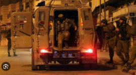 الاحتلال يغلق محال تجارية عقب اقتحامه بلدة دير سامت بالخليل