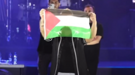 مغني تركي يقبّل علم فلسطين ويتضامن مع غزة