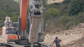 مستوطنون يجرفون جبل الراس بقرية أم صفا